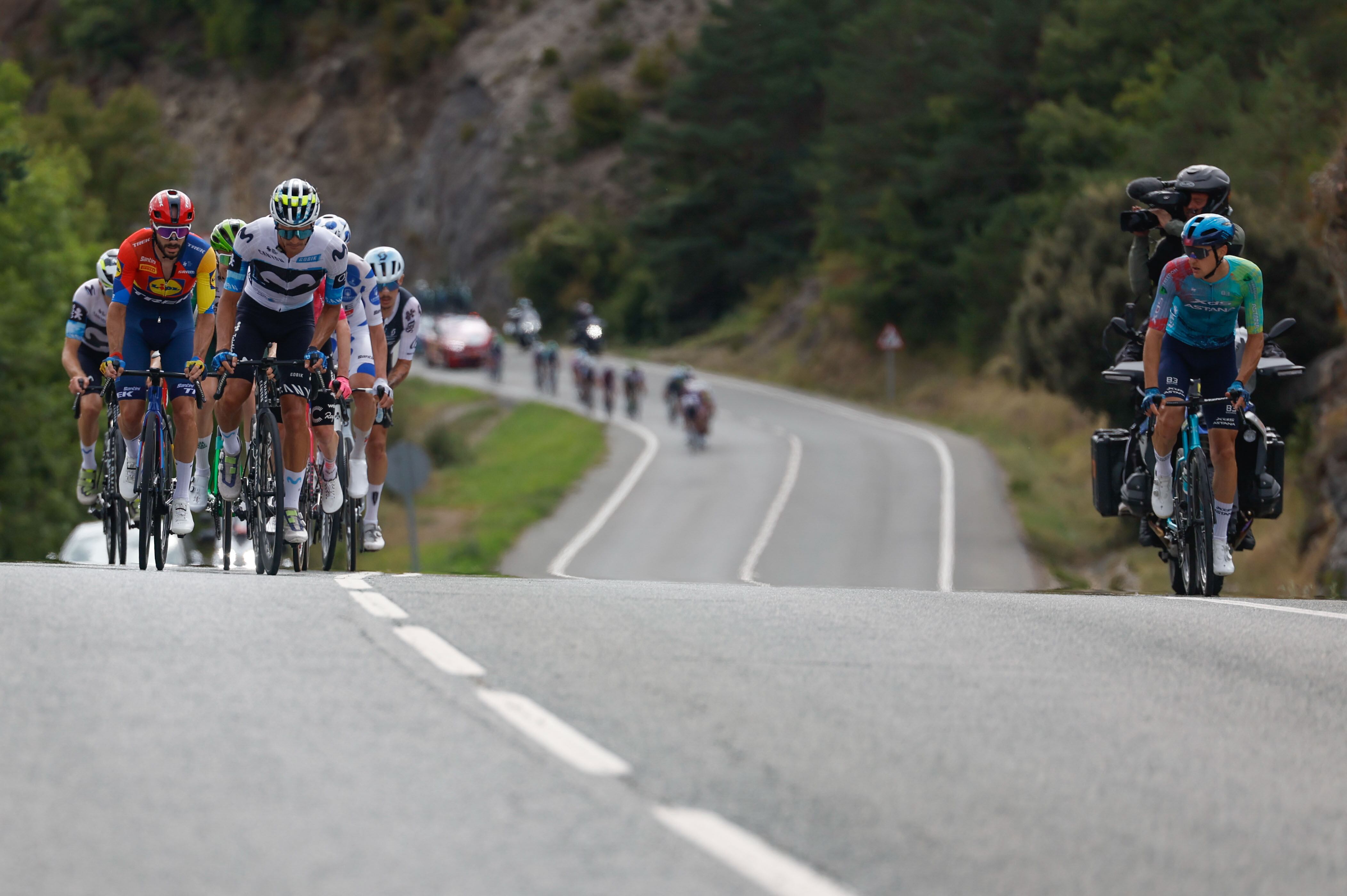 PARQUE DE LA NATURALEZA SENDAVIVA (NAVARRA), 02/09/2025.- Varios ciclistas durante la décima etapa de La Vuelta a España, entre el Parque de la Naturaleza Sendaviva (Navarra) y final en el Ferial Larra Belagua. EFE/Javier Lizón