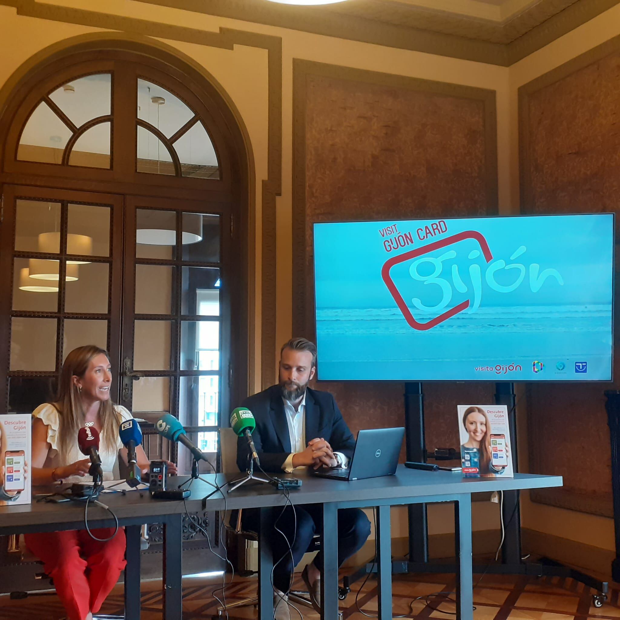 La vicealcaldesa de Gijón, Ángela Pumariega, y el director de Visita Gijón, Daniel Martínez Junquera, presentan la nueva aplicación &#039;Visit Gijón Card&#039;