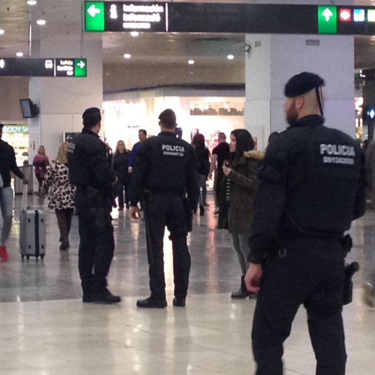 Tres agents de la Brigada Mòbil a l'estació de Sants de Barcelona