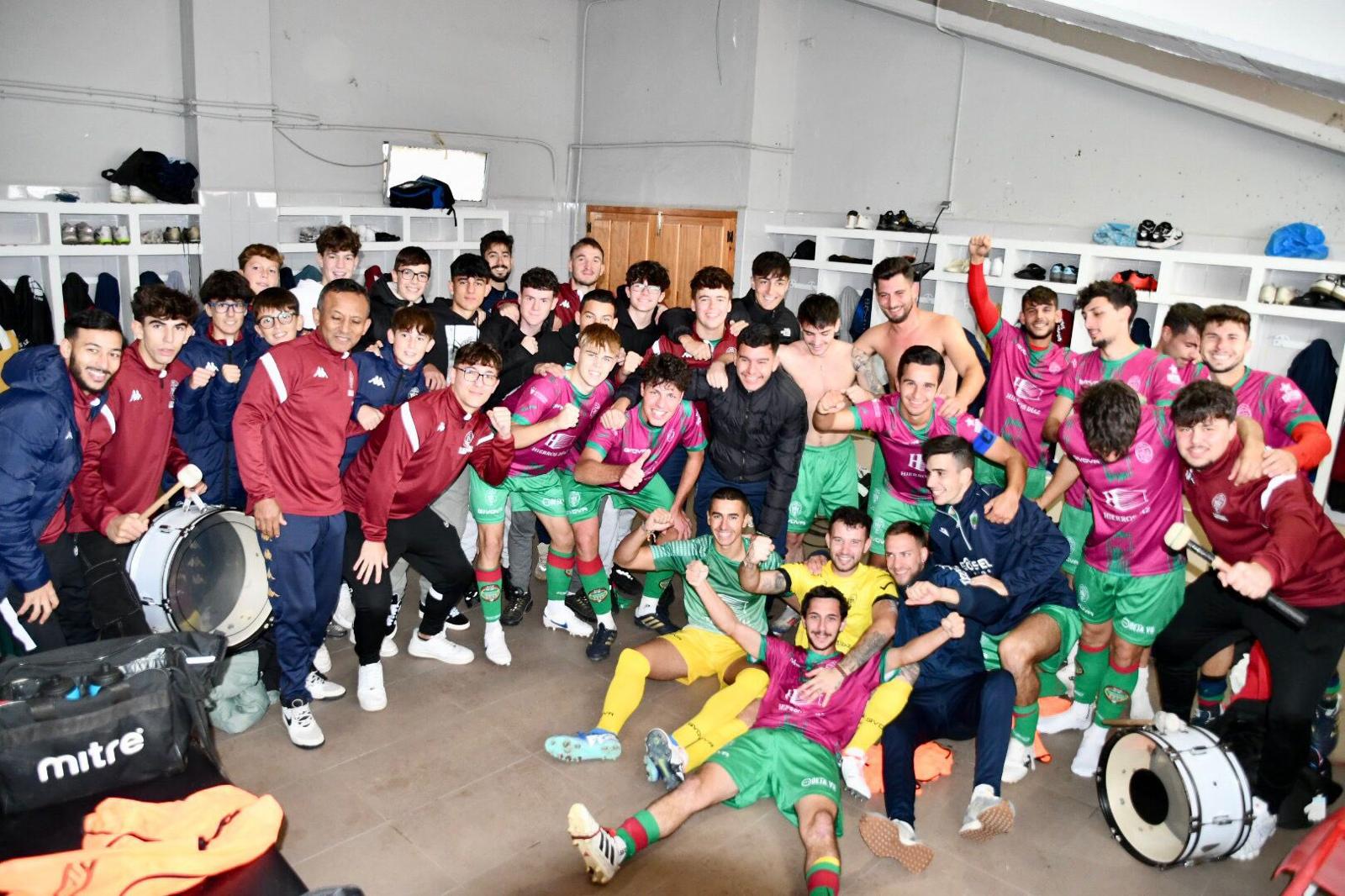 El vestuario del Ciudad de Plasencia celebra la victoria en el derbi junto con los chicos de su cantera.