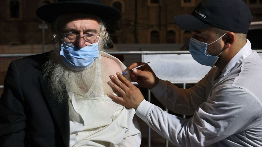 Un hombre recibiendo la vacuna en Israel