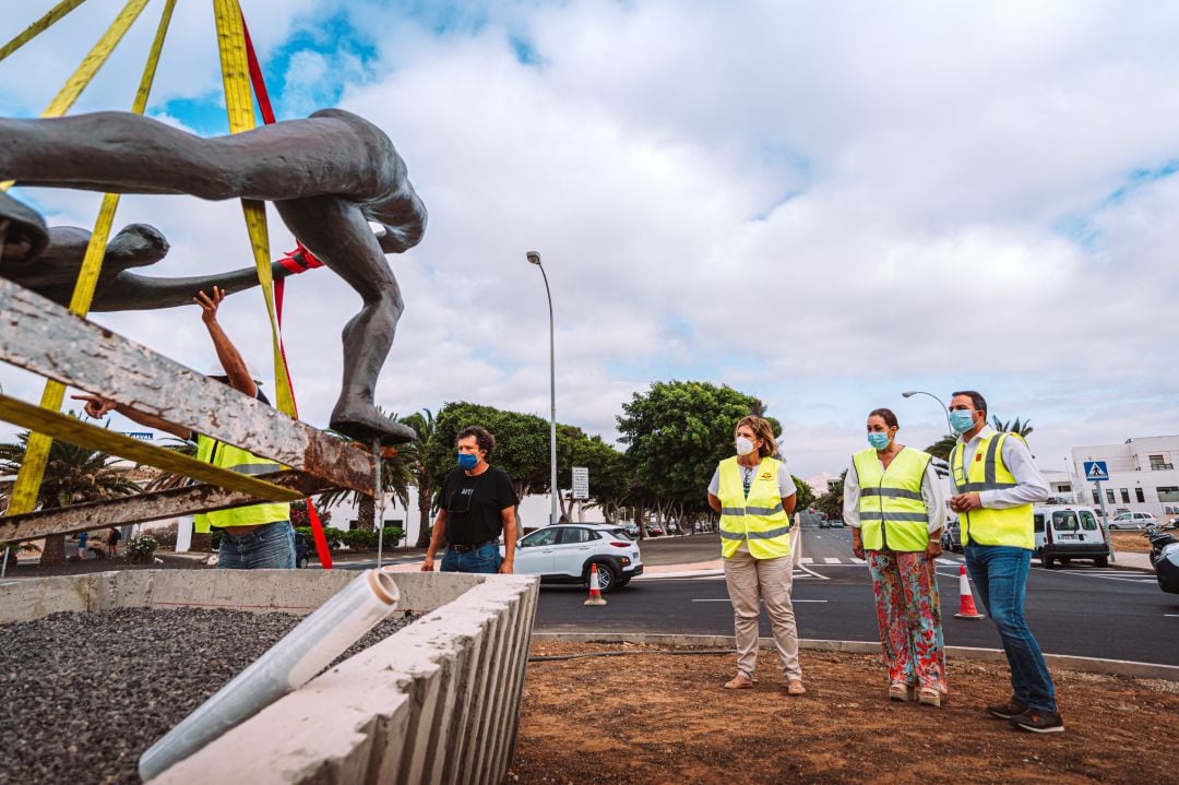 Trabajos de anclaje en Arrecife de la escultura Homenaje a los pescadores.