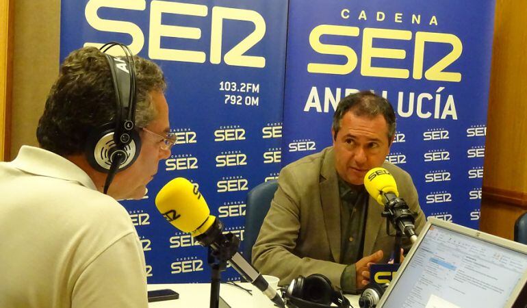 El alcalde Juan Espadas atiende a la pregunta de Salomón Hachuel en el estudio central de Radio Sevilla