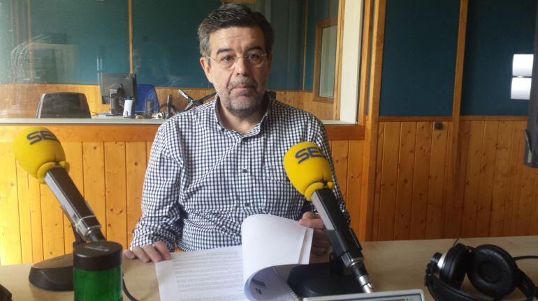 Ángel Agudo, en los estudios de la SER en Cantabria.