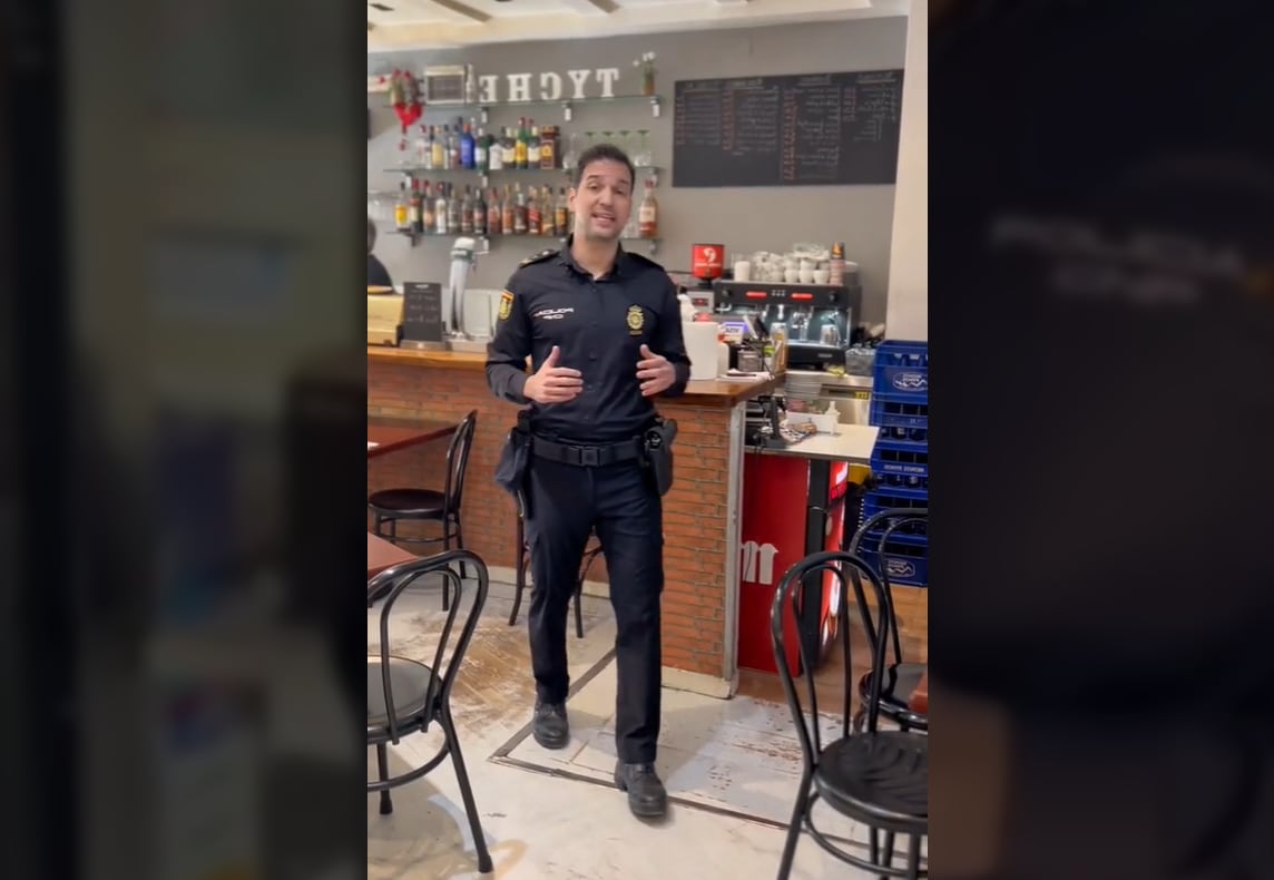 Un agente de policía en un bar.