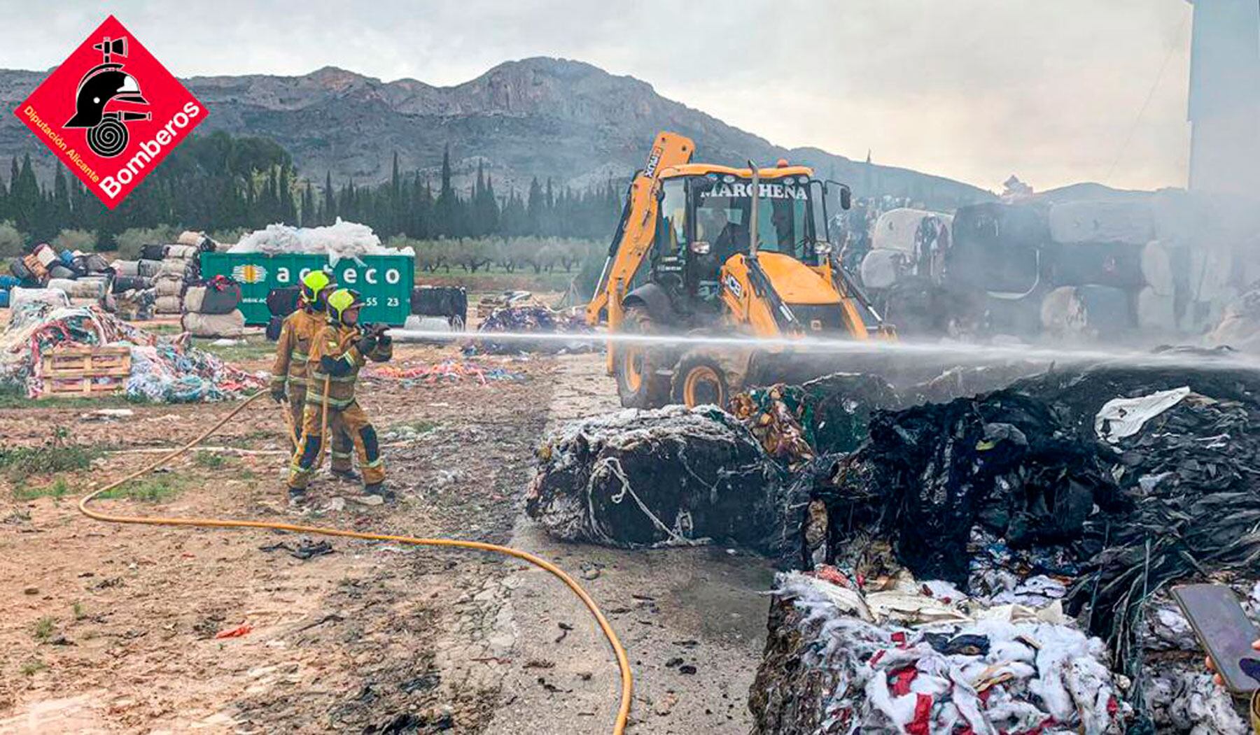 Un instante de las labores de apagado del incendio en una fábrica de Alcosser