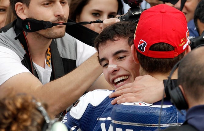 Abrazo entre Lorenzo y Márquez, campeón y subcampeón.