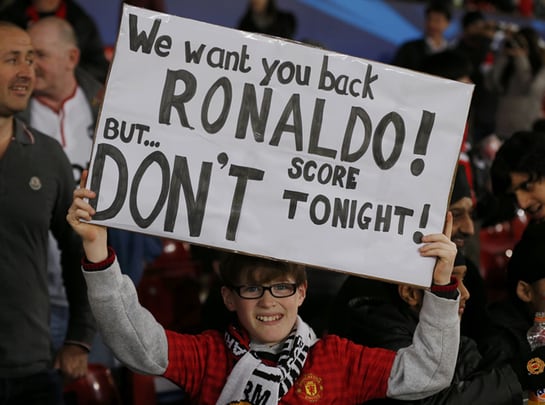 Un niño con una pancarta mostrando todo su cariño a Cristiano Ronaldo