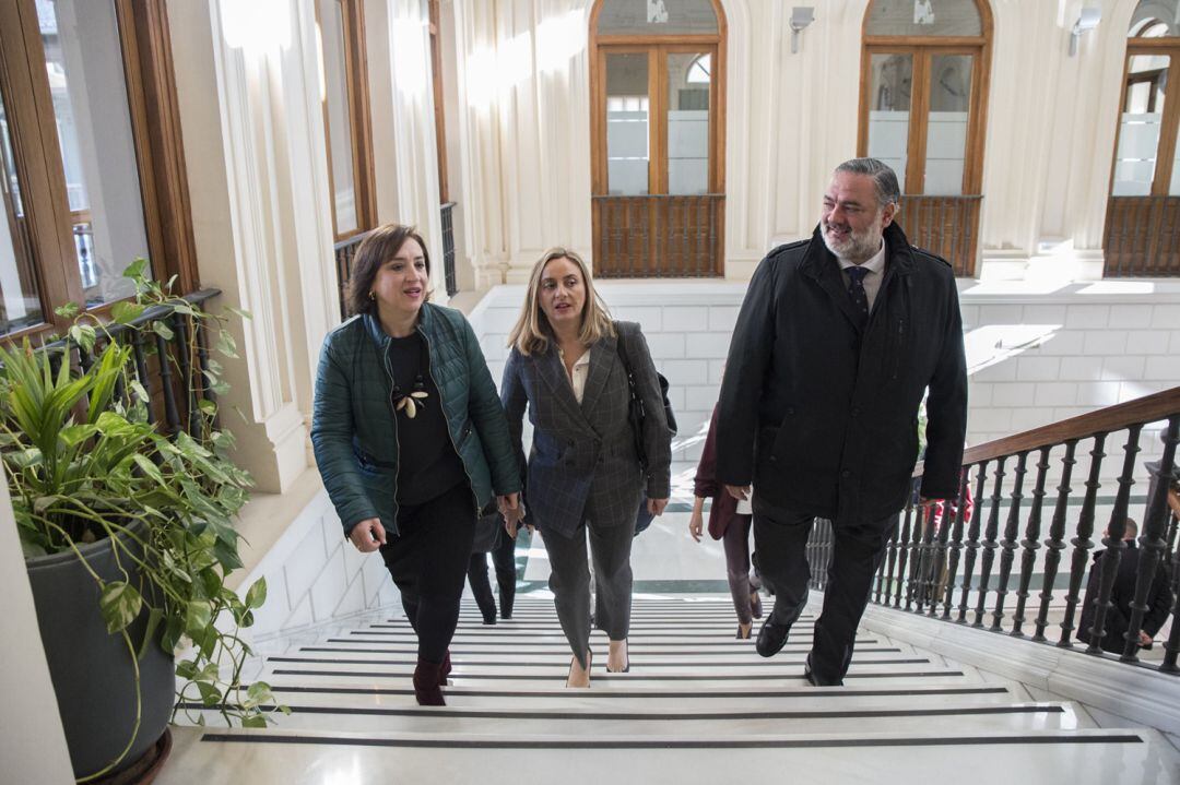 El Delegado de la Junta, acompañado por la Delegada saliente (i), Sandra García, y por la consejera de Fomento, Marifrán Carazo