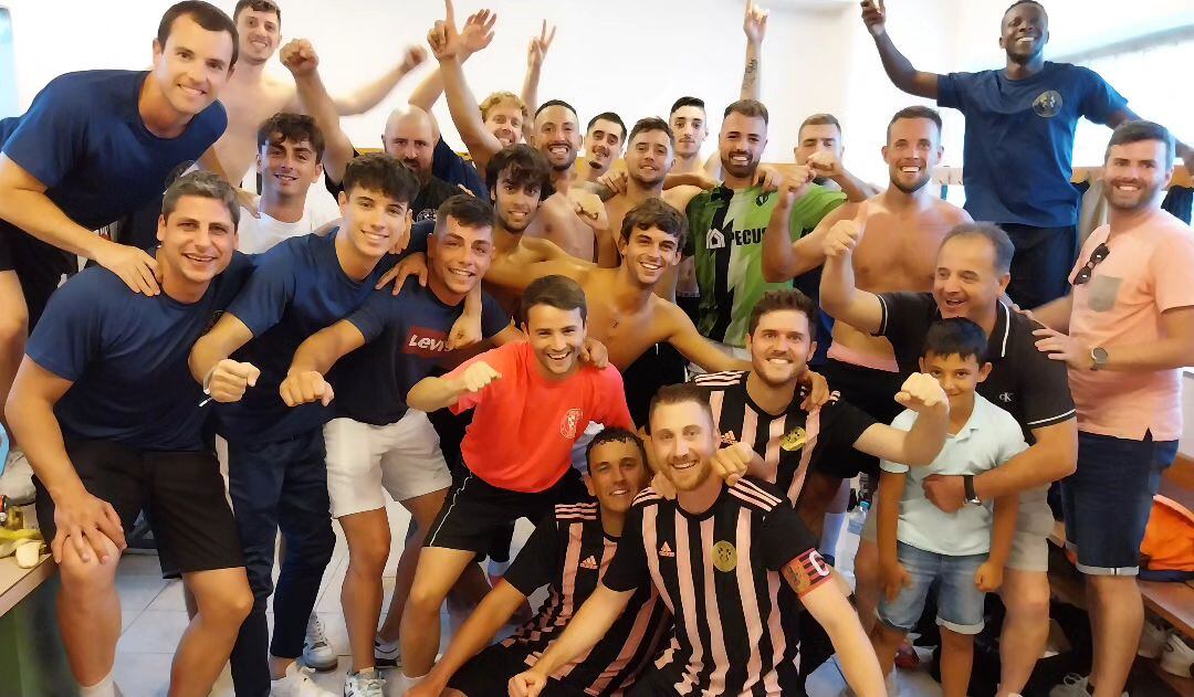 La plantilla del Rayo Santa Cruz festeja el pase de ronda