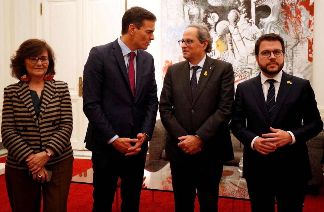 Pedro Sánchez y Quim Torra, acompañados de Carmen Calvo y Pere Aragones, durante la reunión de este jueves