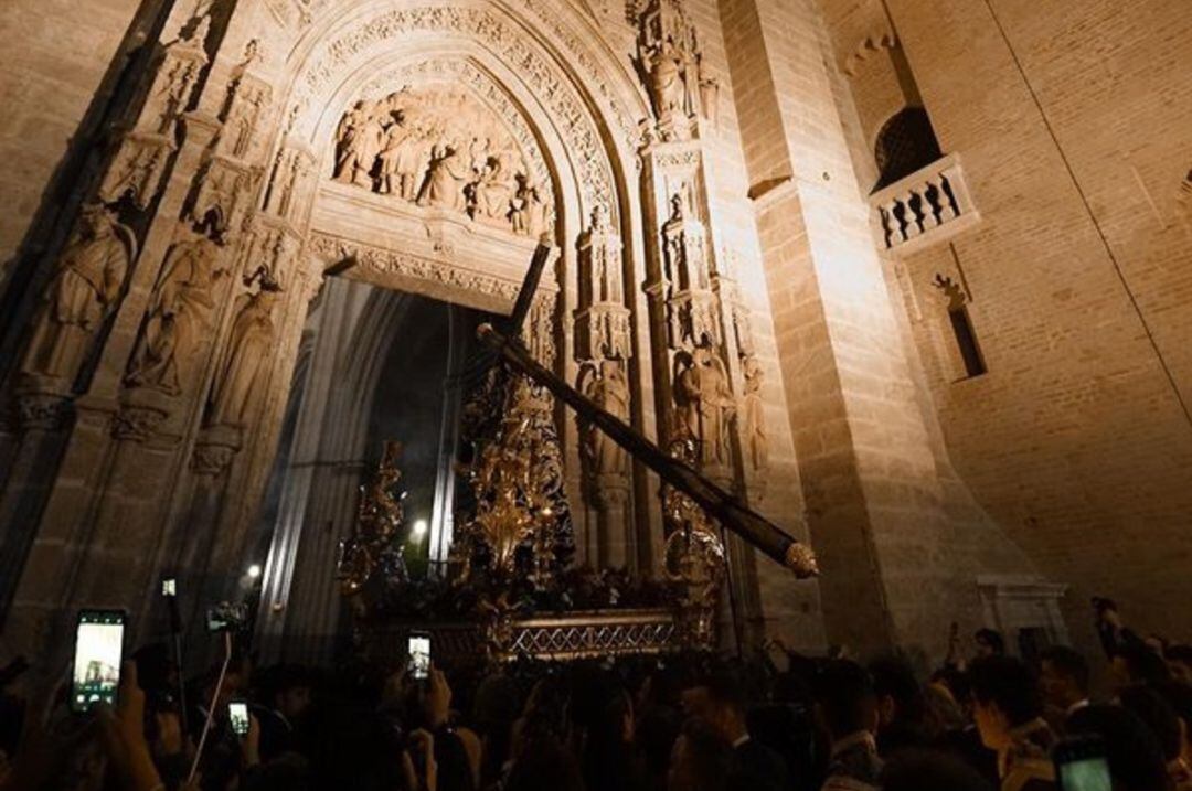 El Señor de la Salud de Los Gitanos entrando en la Catedral para presidir el 45 Vía Crucis de las Cofradías de Sevilla