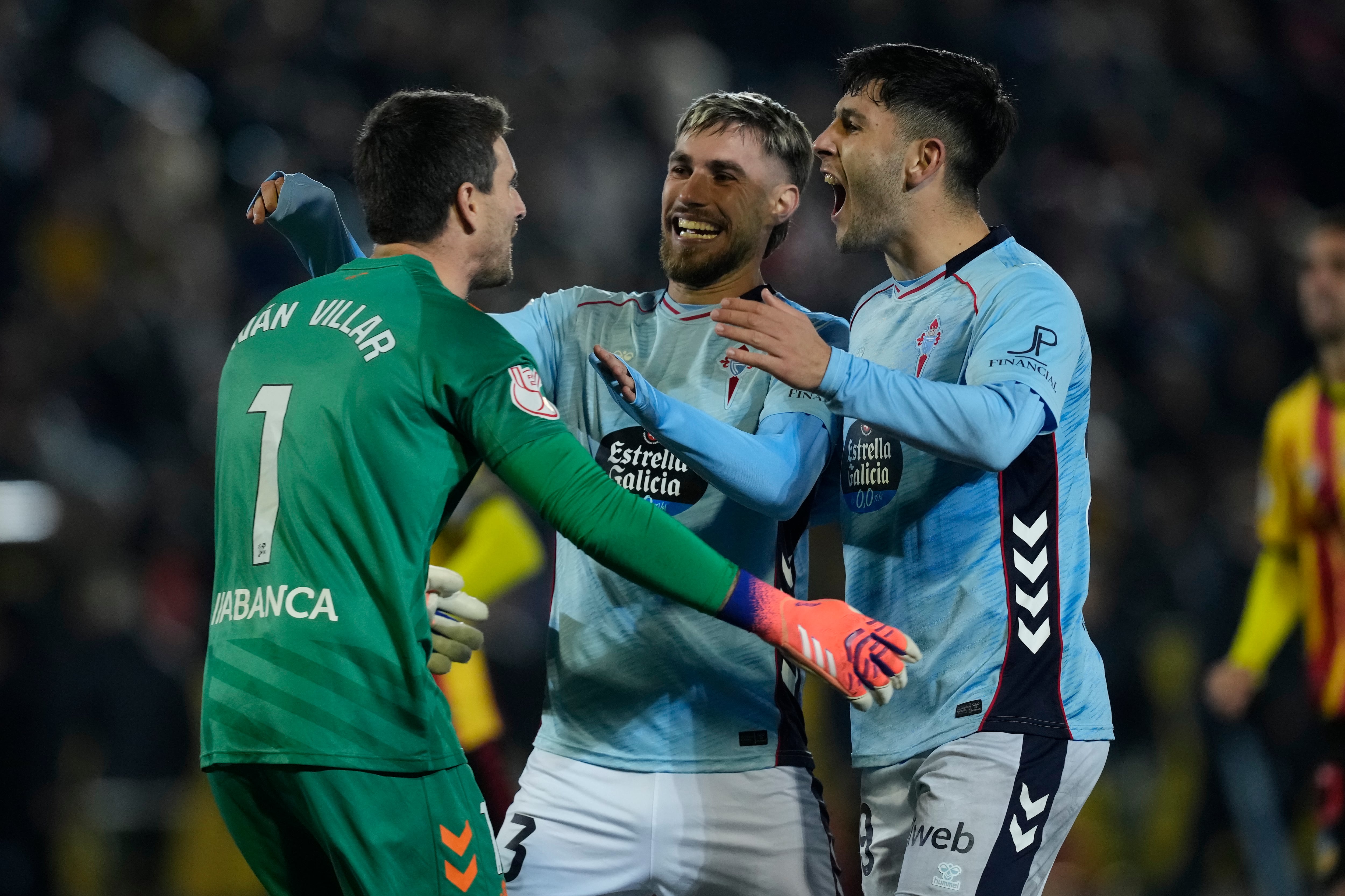 BARCELONA, 04/12/2025.- Los jugadores del Celta celebran la victoria al finalizar el partido de la segunda eliminatoria de la Copa del Rey que Sant Andreu y Celta de Vigo disputaron este jueves en el estadio Narcís Sala. EFE/ Enric Fontcuberta
