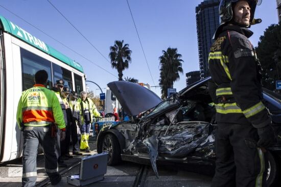 Accident del Trambaix al xocar contra un cotxe a l'Avinguda Diagonal -ACN-
