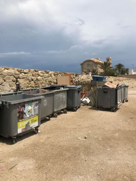 La basura junto con gatos y gaviotas, se acumula junto a la muralla, declarada Conjunto histórico en 1964