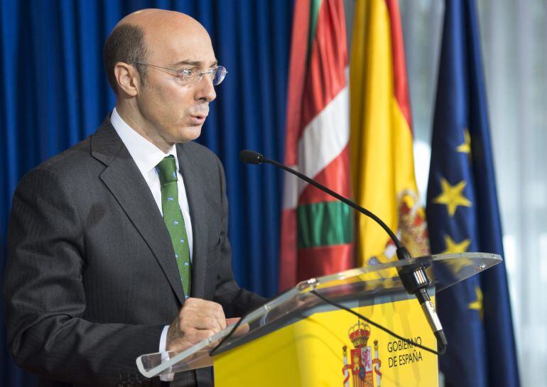 Carlos Urquijo en un momento de su intervención en el acto convocado por la Delegación del Gobierno