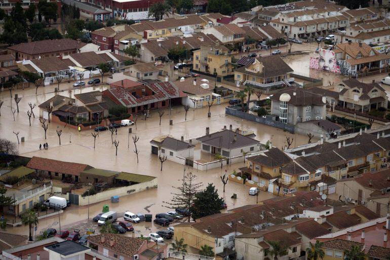 Vista desde un helicótero de la Unidad Militar de Emergencias, del casco urbano del municipio murciano de los Alcázares tras las inudaciones causadas por las fuertes lluvias registradas este fin de semana en los municipios del Mar Menor