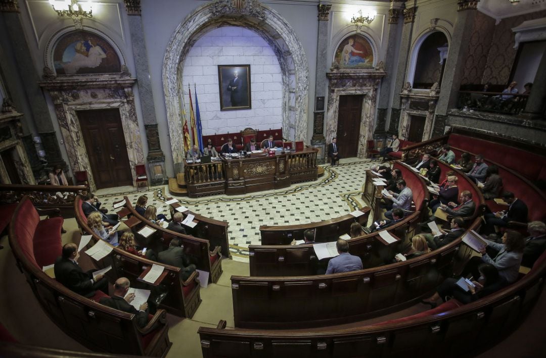 Imagen del pleno de febrero del Ayuntamiento de València, el anterior a la crisis del coronavirus, al que acudieron todos los concejales