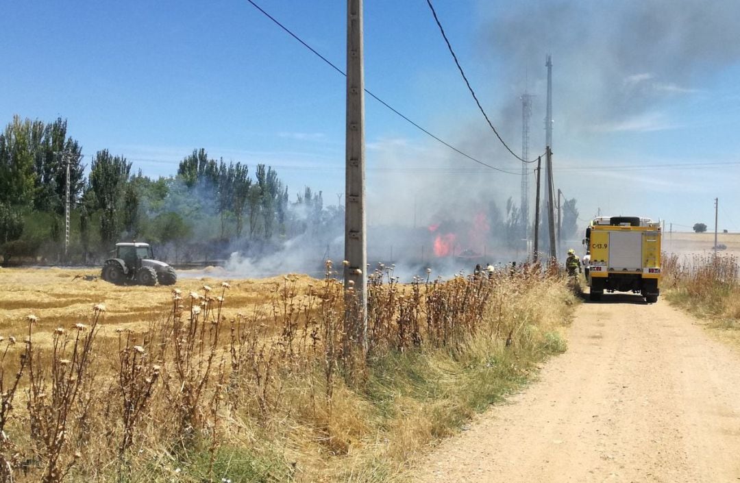 Los bomberos proceden a apagar el pequeño incendio