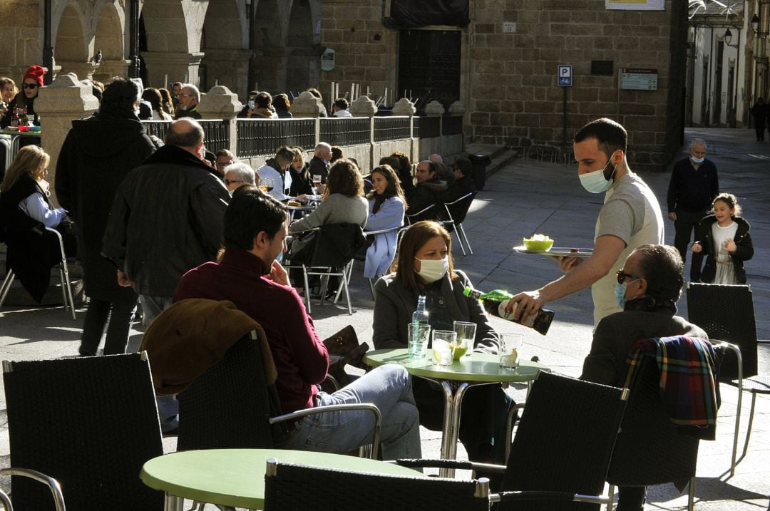 Gente toma el vermú en las terrazas de la Plaza Mayor de Ourense 
 Rosa Veiga - Europa Press
 