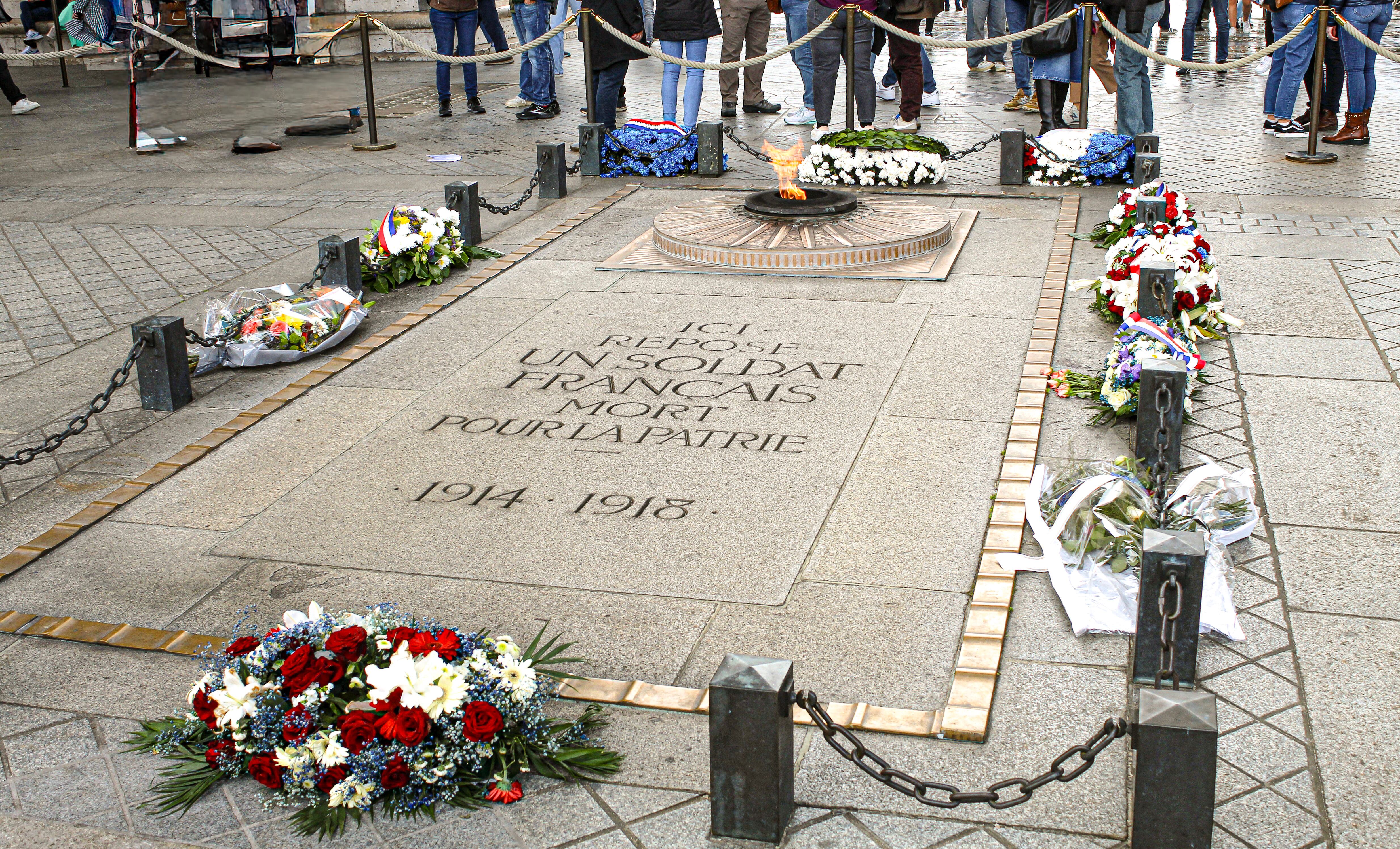 La imagen de la tumba bajo el Arco del Triunfo.