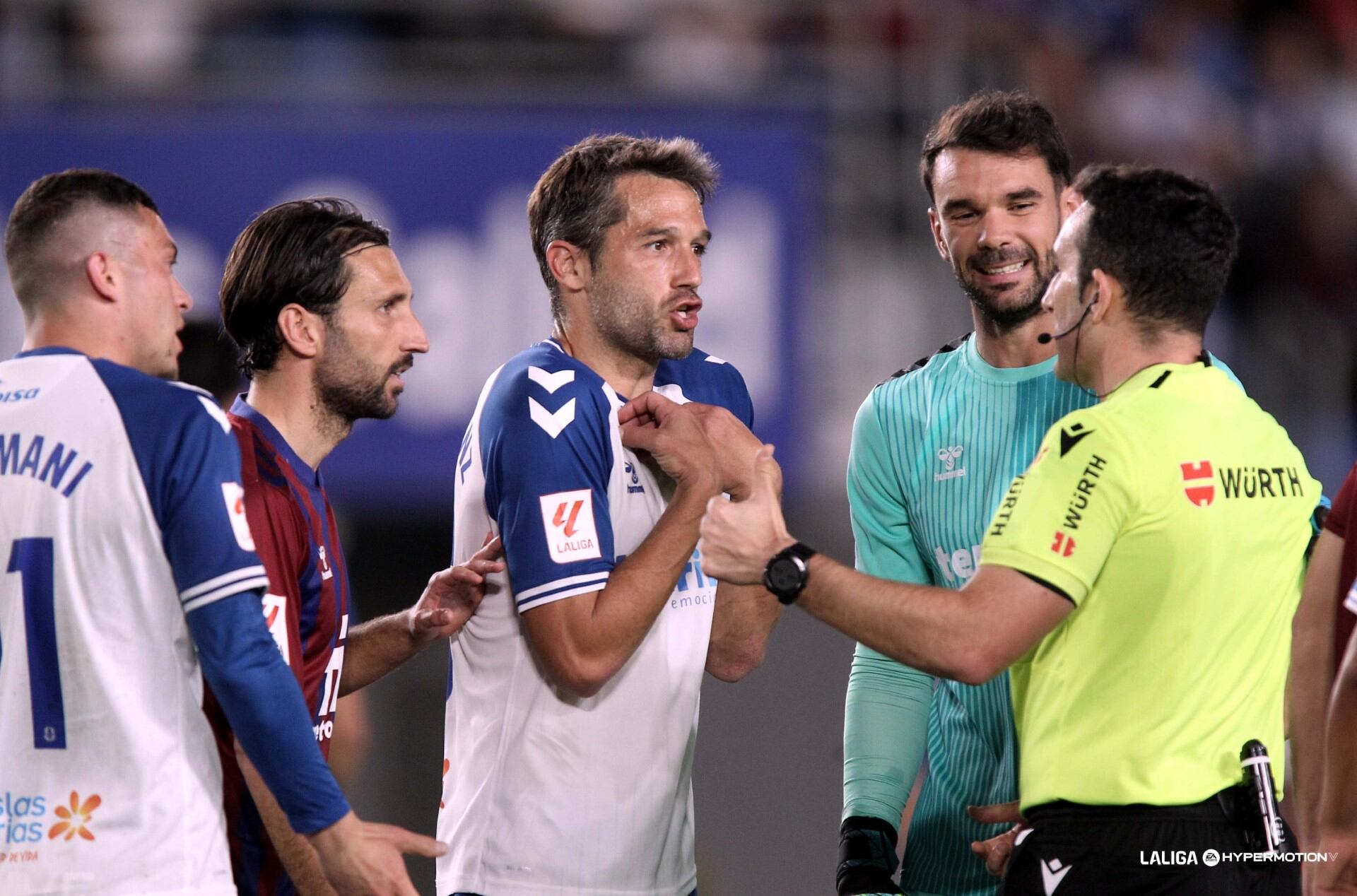Aitor Sanz pide explicaciones al árbitro durante el partido ante el Eldense.
