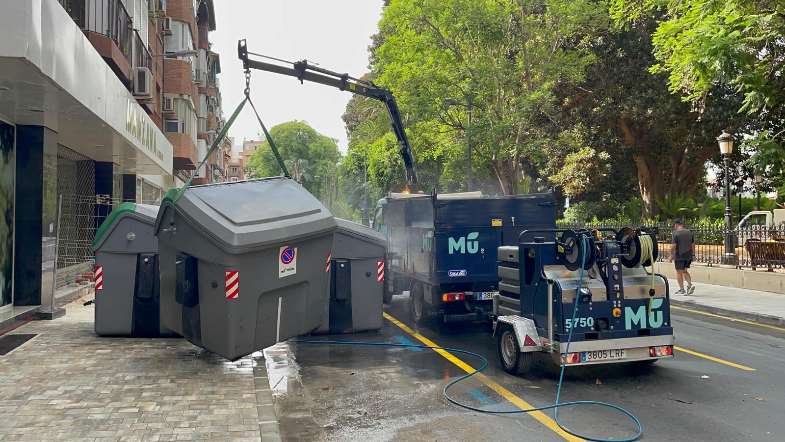 Archivo. Operarios municipales limpian unos contenedores en la calle Proclamación del barrio del Carmen de Murcia