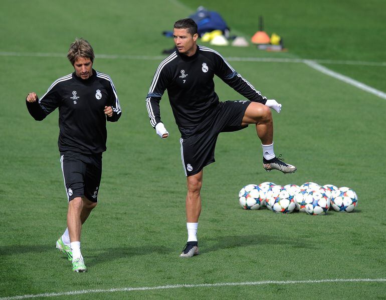 Coentrão se ejercita con Cristiano Ronaldo durante un entrenamiento del Real Madrid