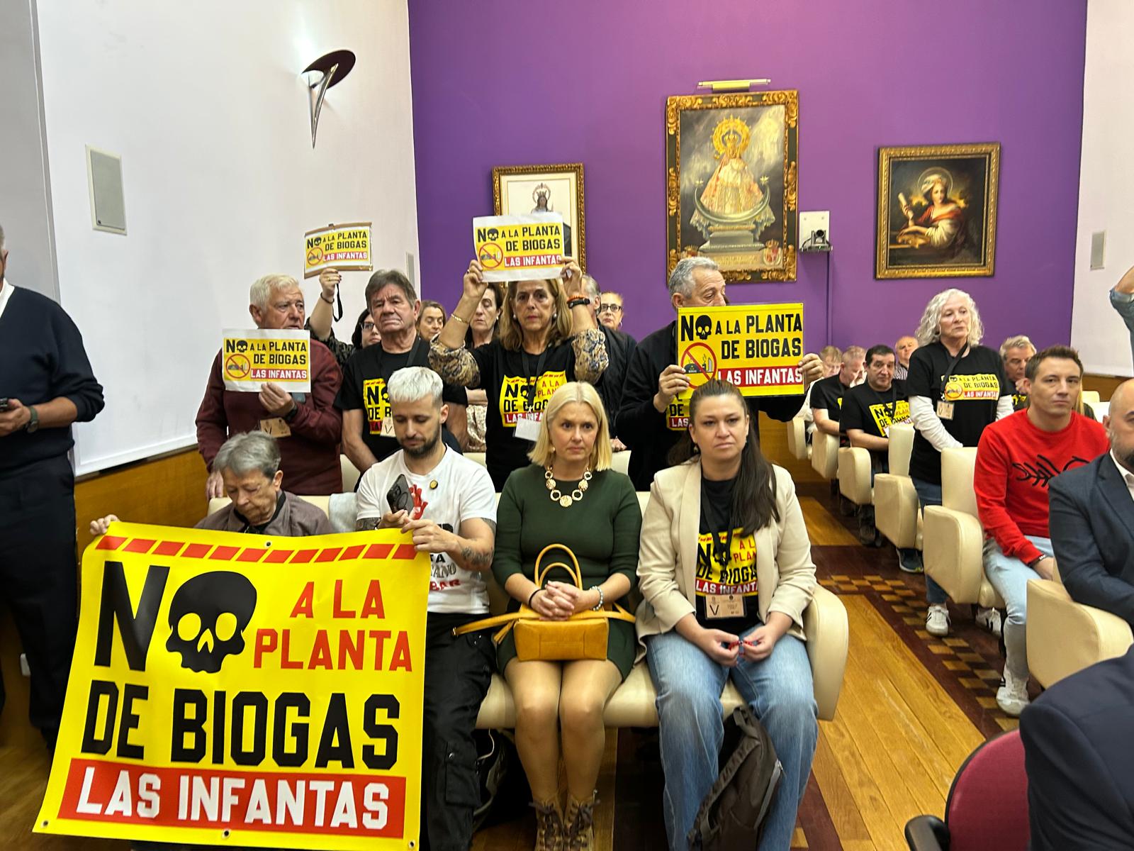 Vecinos de Las Infantas en el salón de plenos del Ayuntamiento de Jaén.