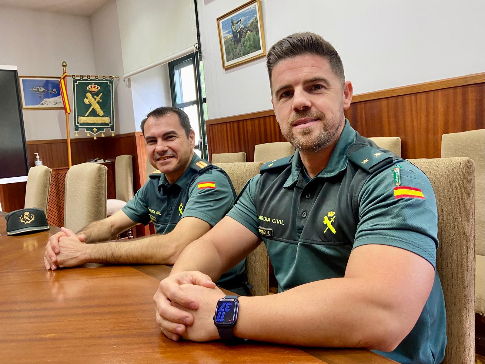 El teniente Diego Luis Rodríguez y el brigada Marco Antonio Gonzalez, efectivos del SEPRONA, en la Comandancia de la Guardia Civil en Córdoba