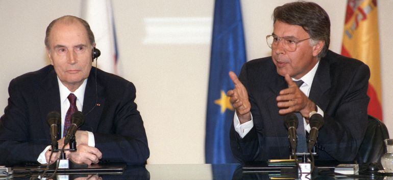 Los presidentes de España y Francia, Felipe González y François Mitterrand, durante la rueda de prensa conjunta, tras la reunión que mantuvieron enel Palacio de la Moncloa.