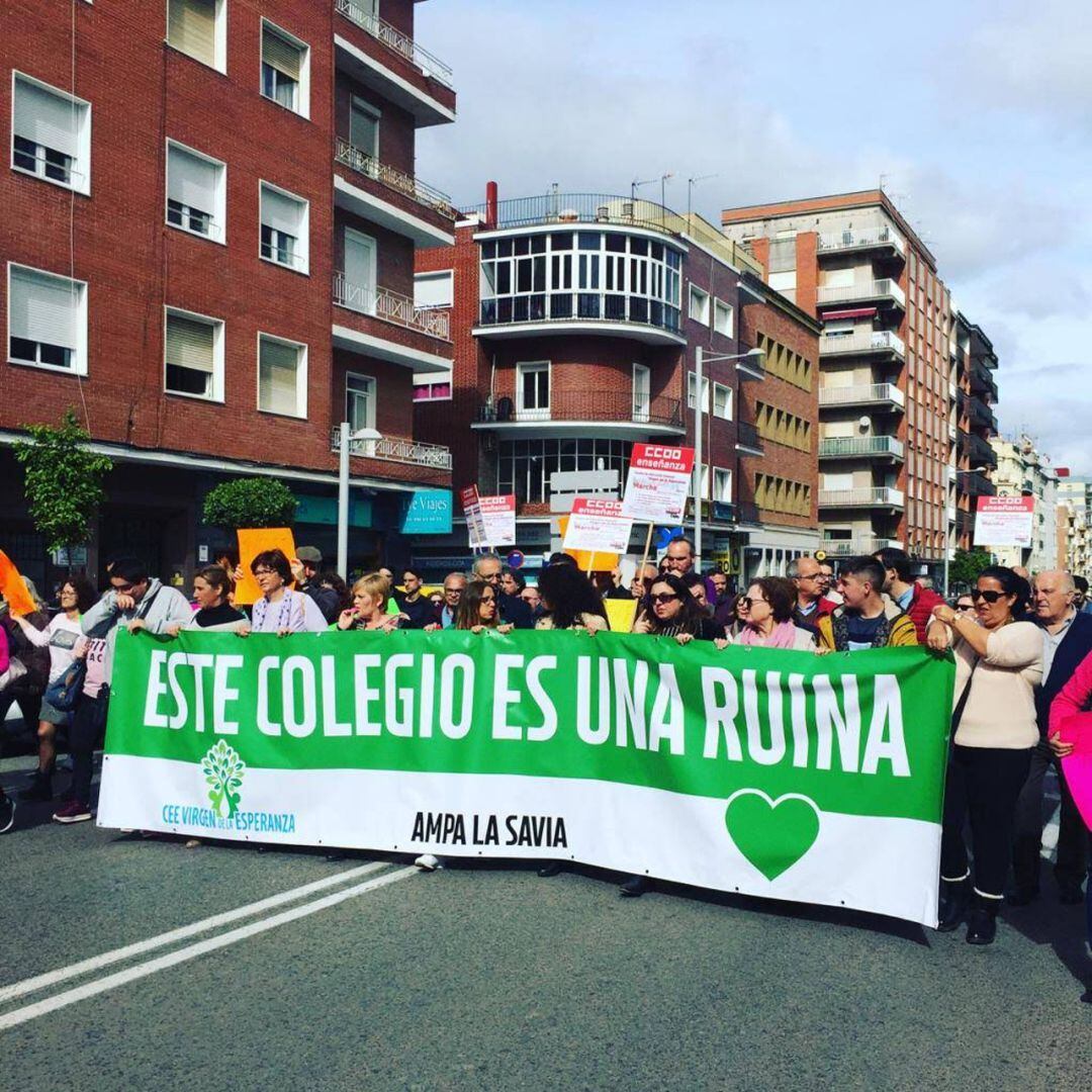 Un momento de la manifestación por el arreglo del Colegio de Educación Especial Virgen de la Esperanza.