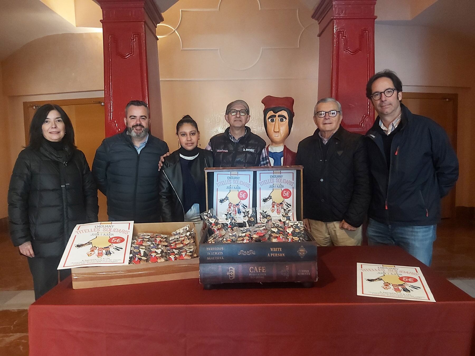 Gema Moiña, Raül Llopis, Samira, Joanfra Rozalén, Juan José Ruiz y Santi Cano durante la presentación de la campaña solidaria