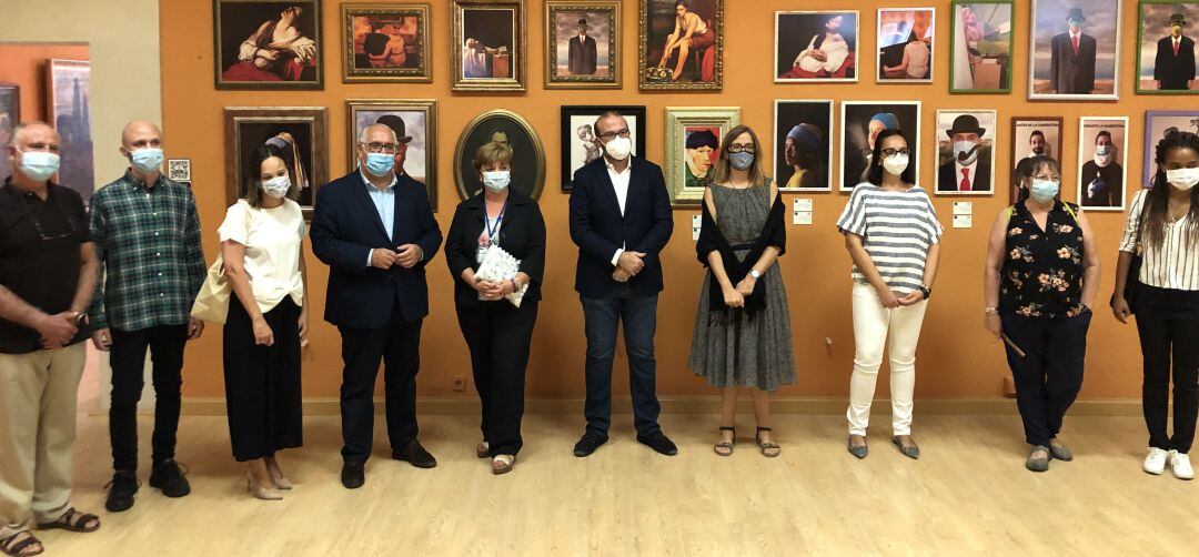 Organizadores y artistas en la presentación de la exposición en el Museo Provincial.
