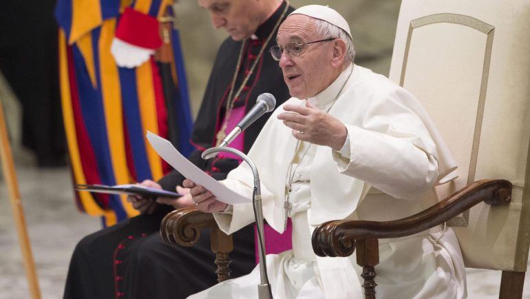 Archivo: El papa Francisco se dirige a los fieles durante la audiencia general de los miércoles en el Vaticano hoy, 7 de diciembre de 2016. 