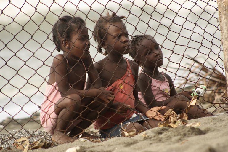 Varias niñas haitianas, en un campo de refugiados de ese país.