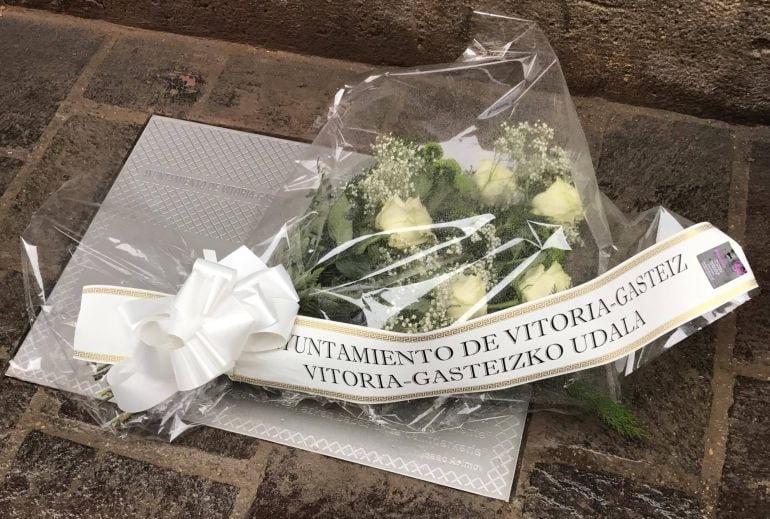 Ofrenda foral ante la placa conmemorativa colocada en el lugar del asesinato de Saturnino Sota, una panadería que hoy ya no existe en el número 33 de la calle Cuchillería