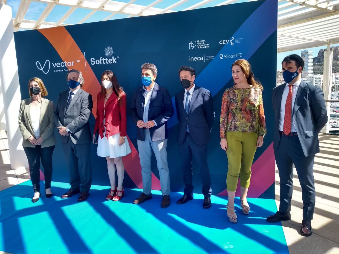 La consellera de Innovación, Carolina Pascual, junto con el presidente de la Diputación, Carlos Mazón y directivos de Vector ITC, que ha inaugurado en Panoramis su primera sede en la Comunitat Valenciana.