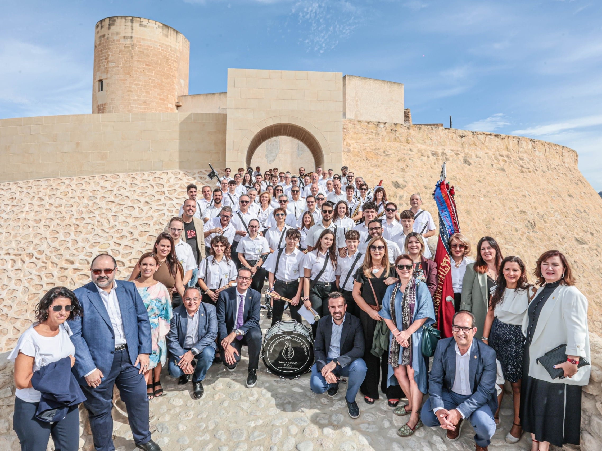 Las corporaciones municipales junto a los miembros de la AMCE Santa Cecilia en la reapertura del Castillo de Elda.