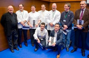 Foto de archivo del rector de la Universidad de Mondragón, Iosu Zabala (d, arriba), y el director del Basque Culinary Center, Joxe Maria Aizega (d, abajo), posando con los cocineros Eneko Atxa (i, abajo), Juan Mari Arzak (i), Hilario Arbelaitz (2i), Marti