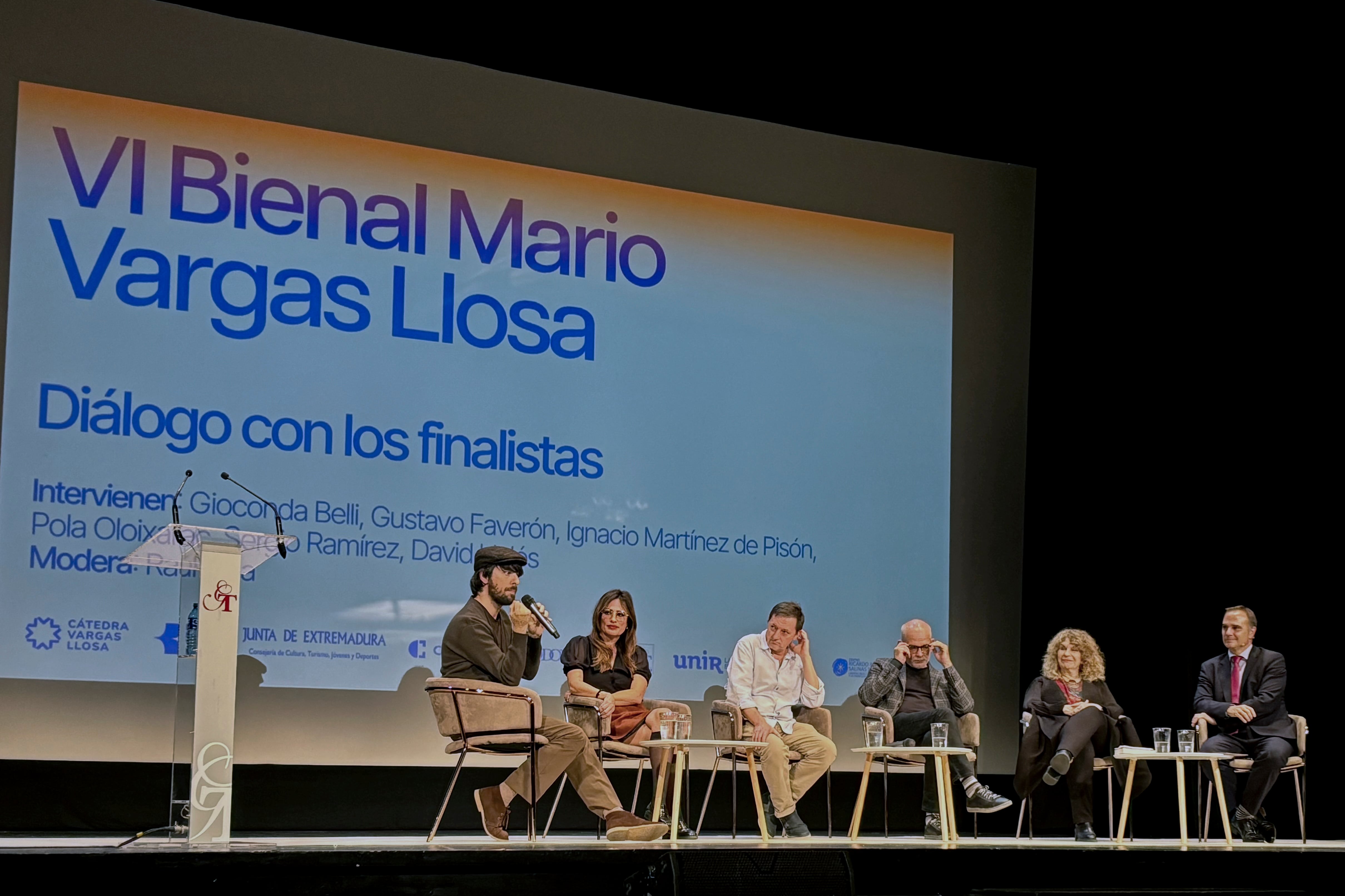 Cáceres, 22/10/2025.- Los finalistas de la VI Bienal Vargas Llosa, (i-d) David Uclés, Pola Oloixarac, Ignacio Martínez de Pisón, Gustavo Faverón, Gioconda Belli, junto con el director de la Cátedra Mario Vargas Llosa, Javier Tola, durante el acto que se celebra hoy miércoles en el Gran Teatro de Cáceres. EFE / Eduardo Villanueva.