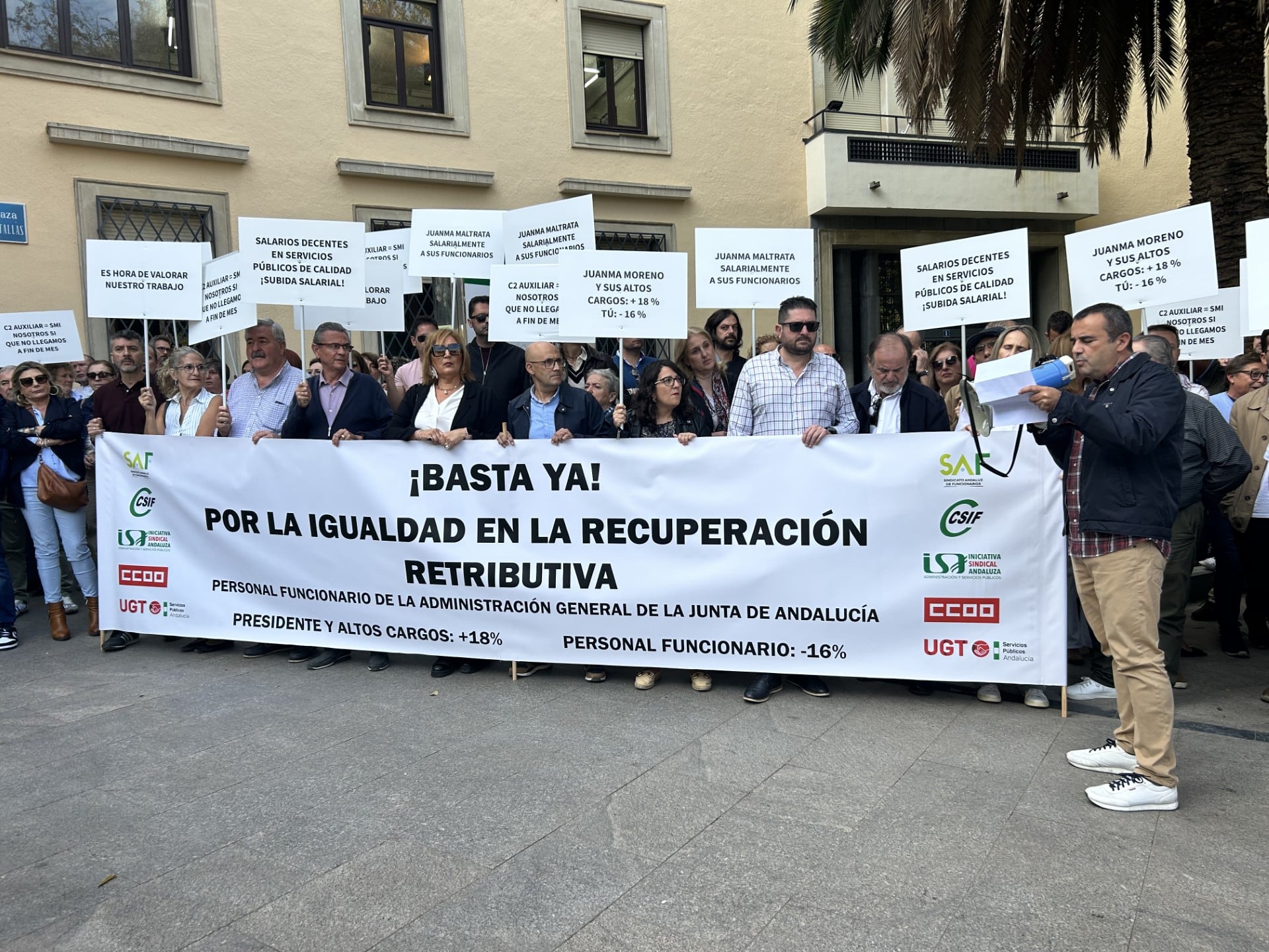 Protesta que ha tenido lugar esta mañana en Jaén ante las puertas de la delegación del gobierno.