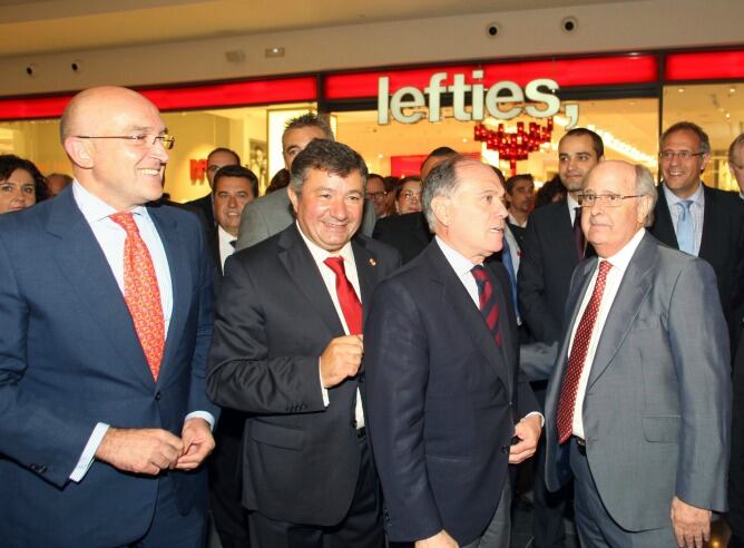 El alcalde de Arroyo y el consejero de Economía en el centro, junto al presidente de la Diputación y el responsable de Justo Muñoz el 19-09-2012