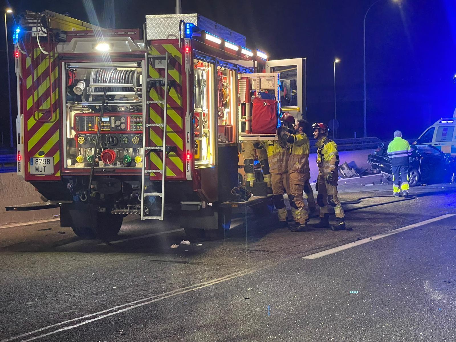 Los bomberos han tenido que rescatar al conductor accidentado