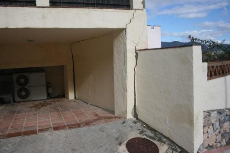 Una casa afectada en la urbanización Cármenes del Mar