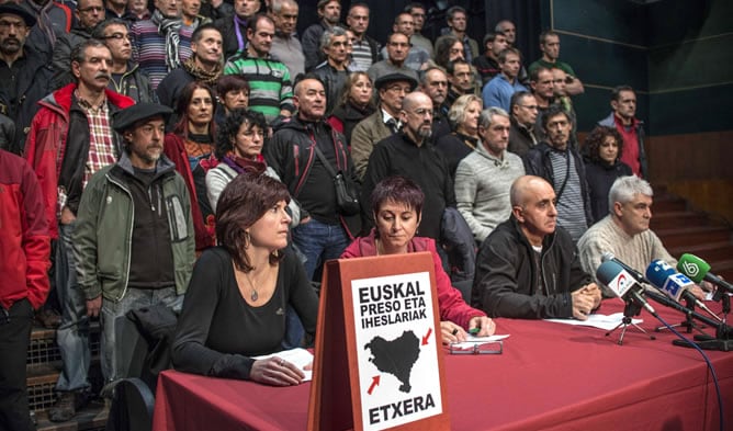 El Colectivo de Presos Políticos Vascos (EPPK) en el acto en el Kafe Antzoki de Durango con etarras excarcelados.