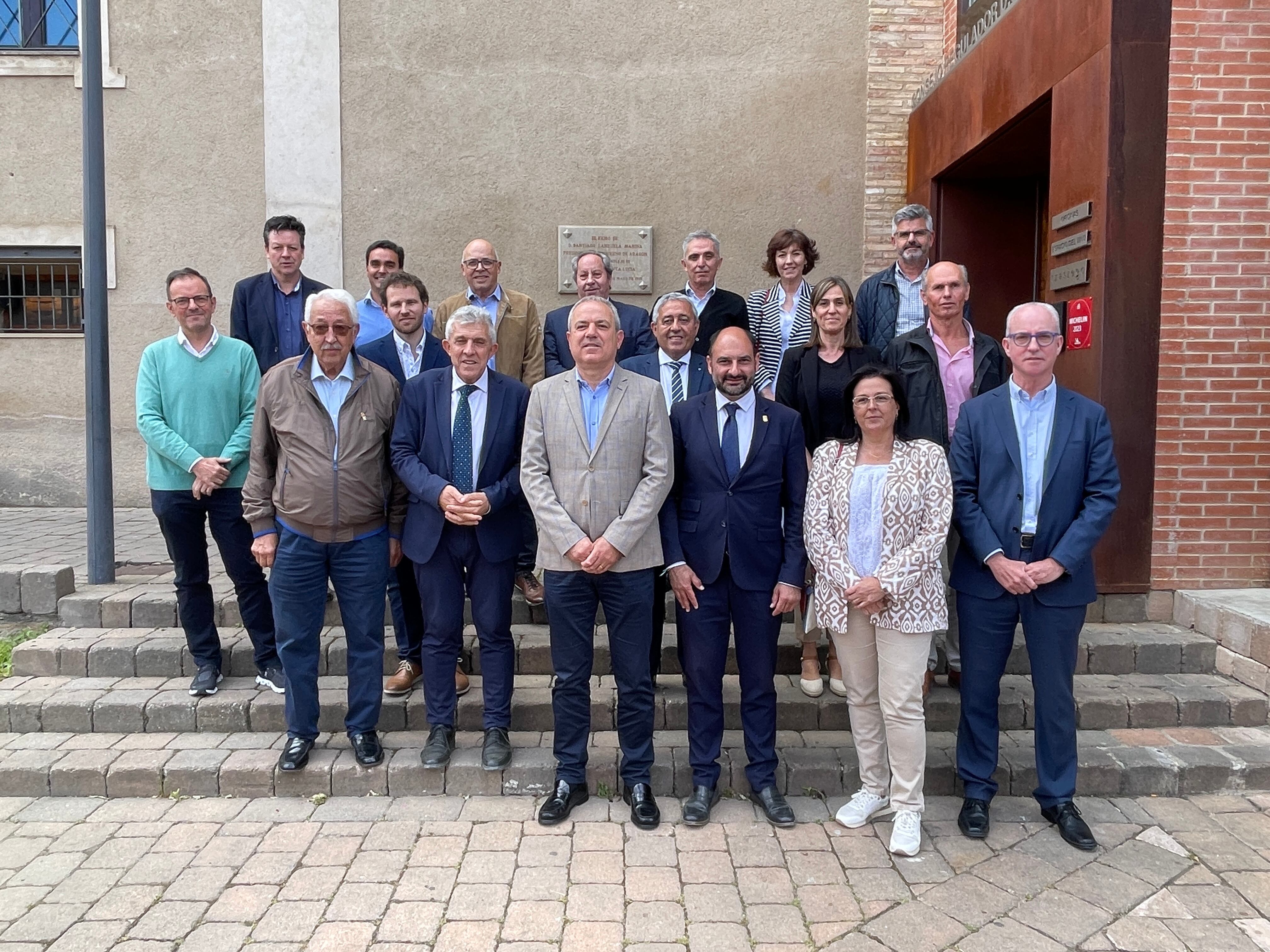 Ángel Samper con los miembros del Consejo Regulador: Foto: D.O.P. Somontano