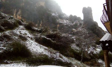 La fina capa de nieve a la entrada de La Iruela deja a penas 5 cm que alcanzan los 15 a medida que ascendemos desde Burunchel