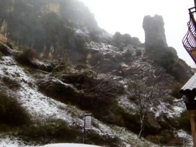La fina capa de nieve a la entrada de La Iruela deja a penas 5 cm que alcanzan los 15 a medida que ascendemos desde Burunchel