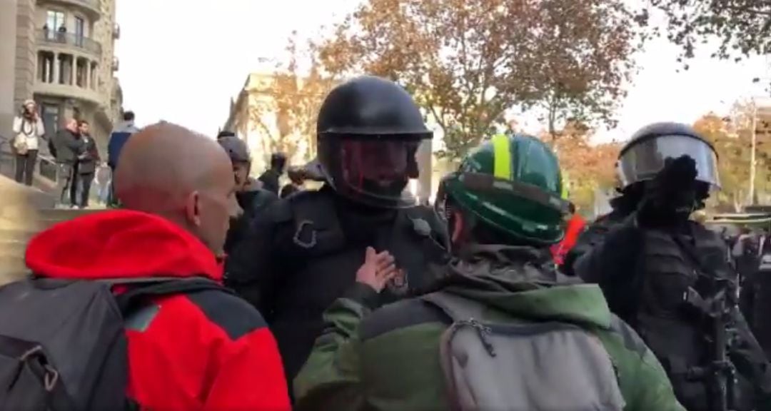 Un mosso replica a una manifestante